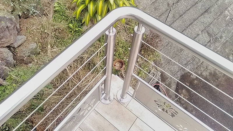 FCM. Garde-corps, escaliers, portails, crédence, rambarde, fenêtres, charpentes, hangar. La Réunion